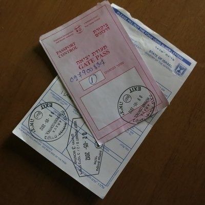 Pass med israeliska in- och utresestämplar på ett träbord